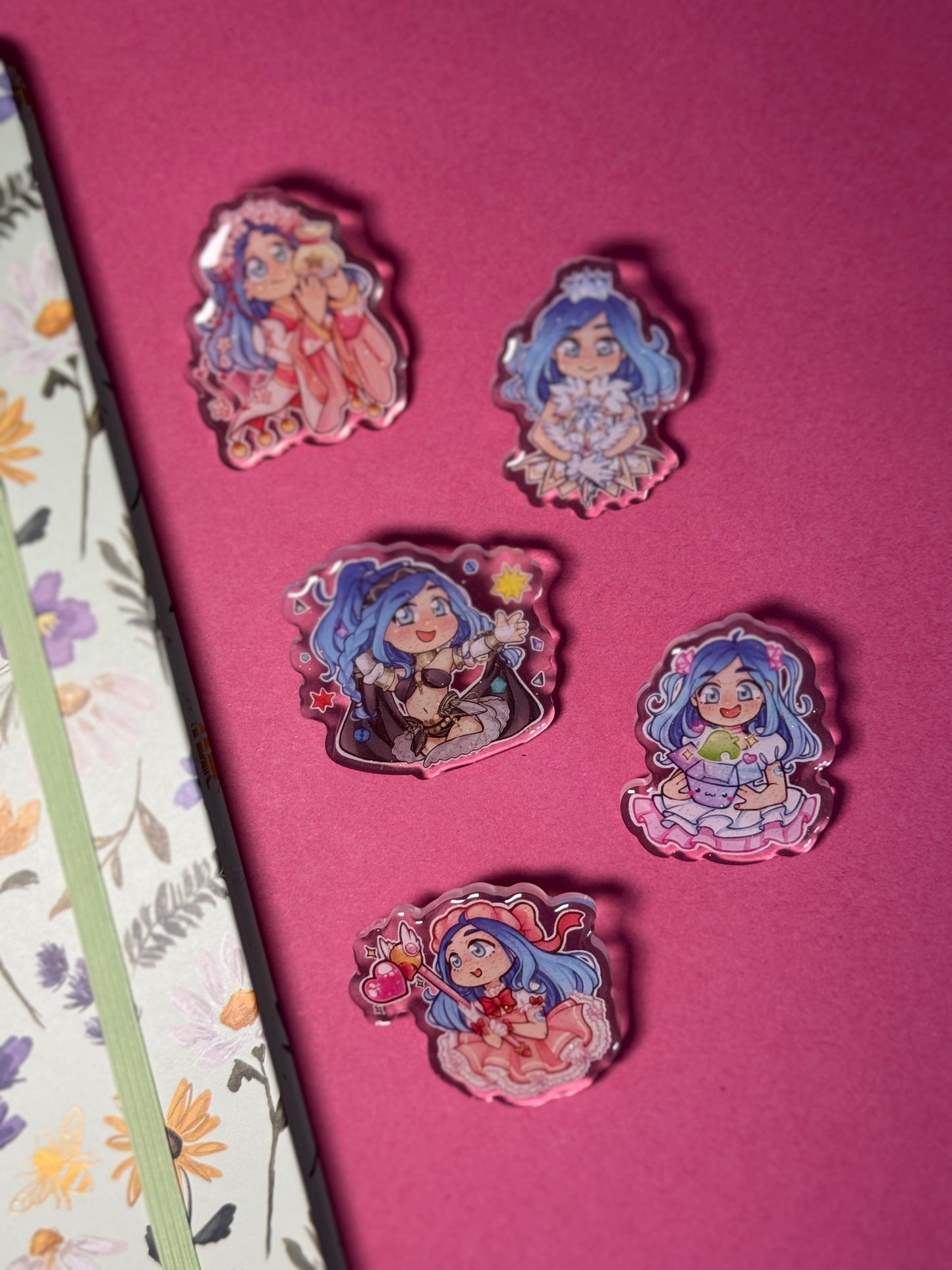 x DEAL : 3 PORTE-CLEFS/MAGNETS/PINS pour 24,00€