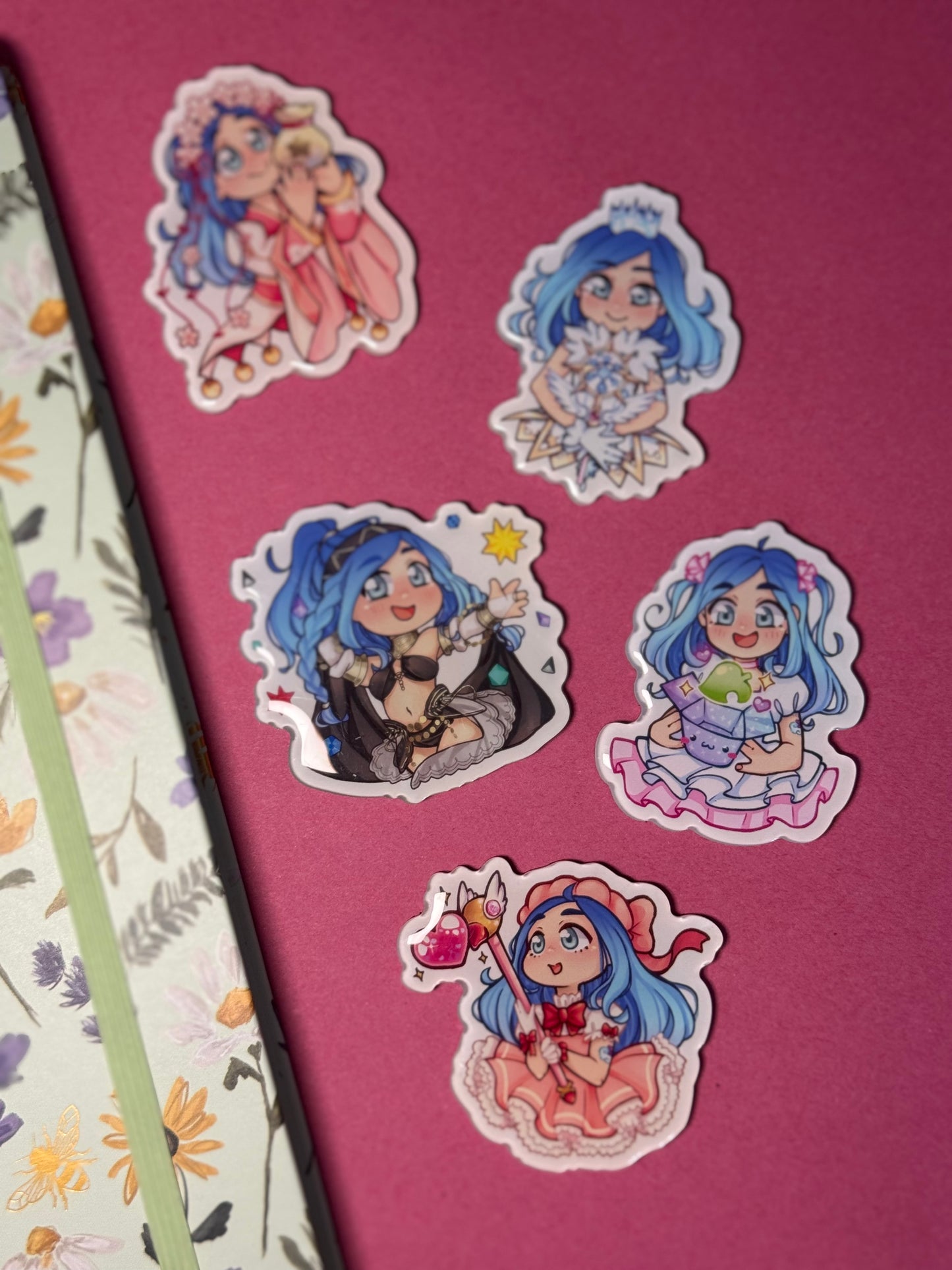 x DEAL : 3 PORTE-CLEFS/MAGNETS/PINS pour 24,00€