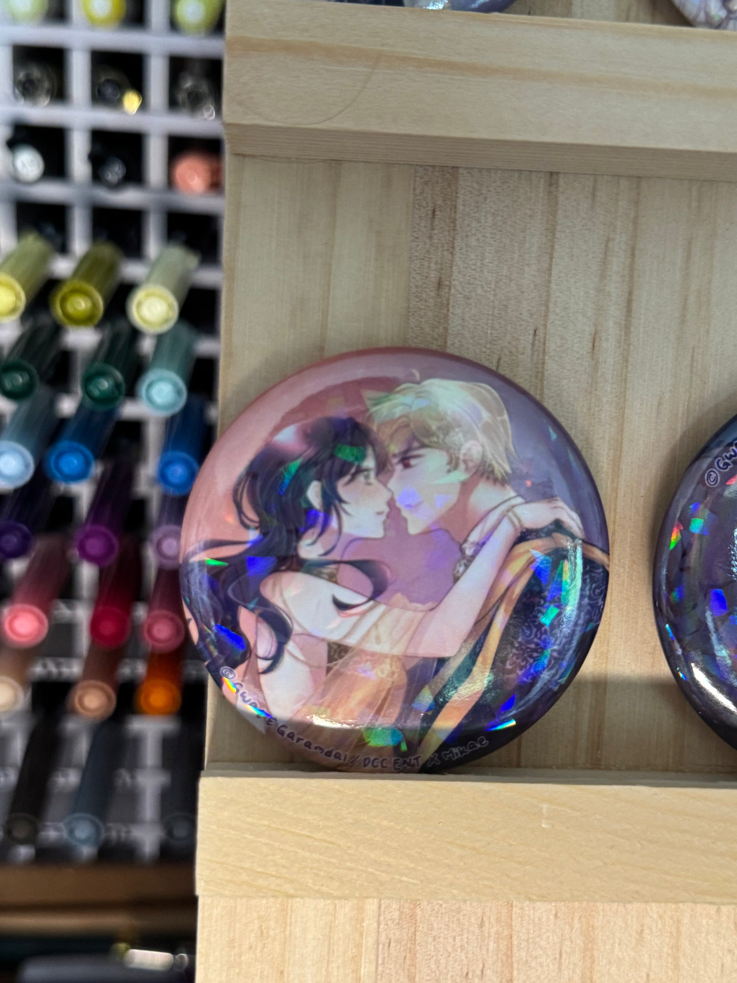 [I Don’t Trust my Twin] Laurencia - BADGE ROND (5 modèles) / DCC ENT x Mikae